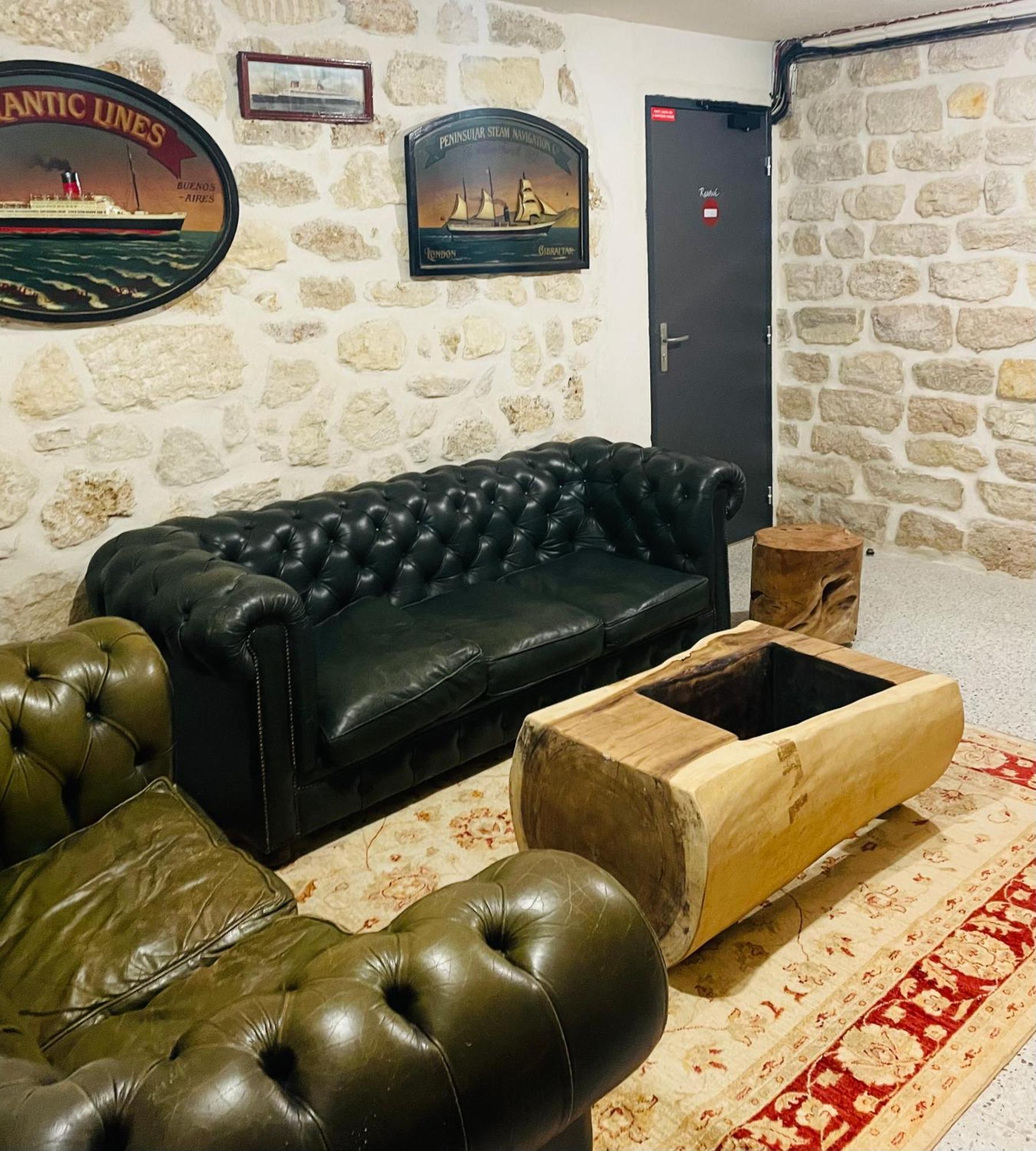 Fraternity-hotel Parijs